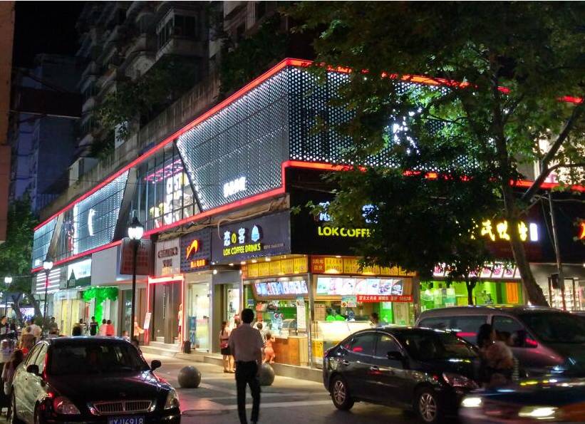 门头运用了槽钢,冲孔板工业风设计,边框采用红色灯带以及独特的橱窗