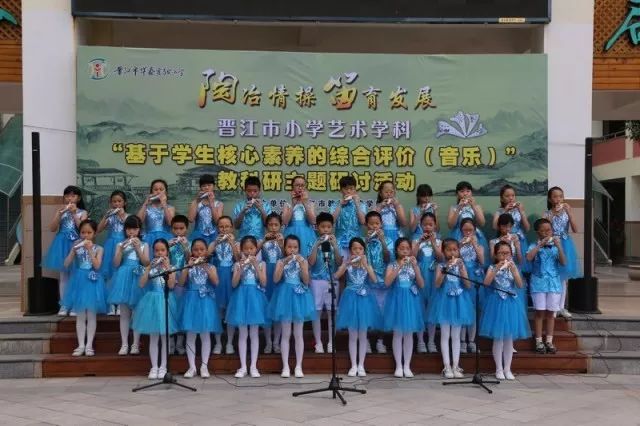8:20在华小学子的陶笛展示中活动拉开序幕,四,五,六年段分别吹奏音乐